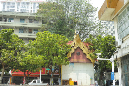瑞丽文化广场的中心是舞台...