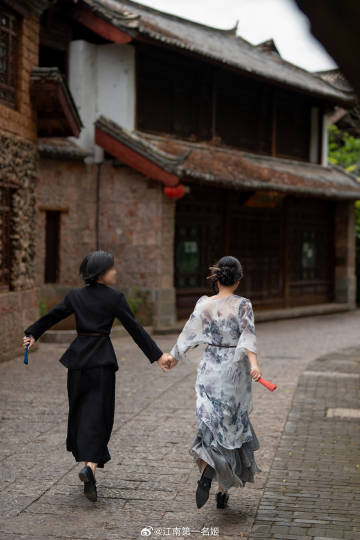 待她如翡我如苇，此后她悔我不悔