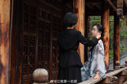 待她如翡我如苇，此后她悔我不悔