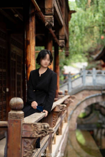 待她如翡我如苇，此后她悔我不悔