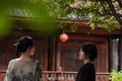 待她如翡我如苇，此后她悔我不悔