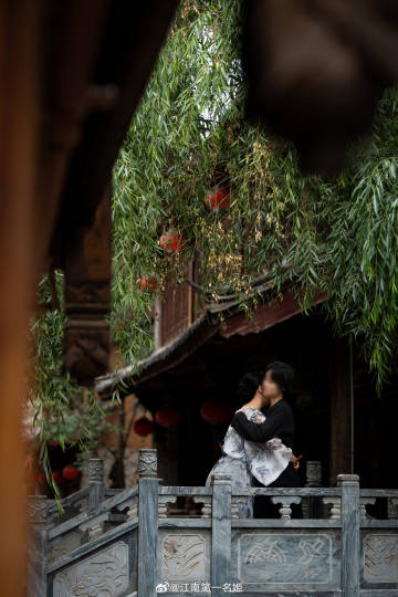 待她如翡我如苇，此后她悔我不悔