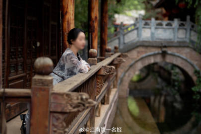待她如翡我如苇，此后她悔我不悔
