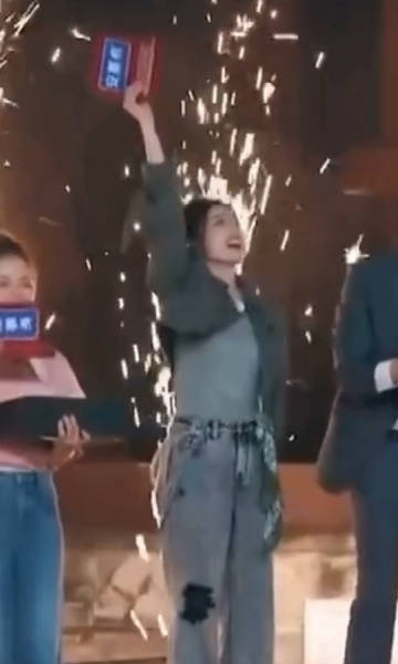 她带着烁儿去了好多地方 