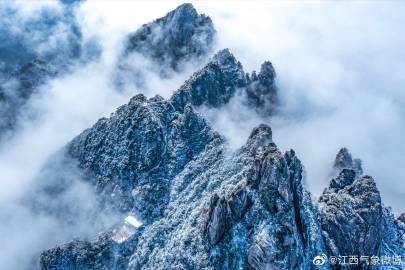 三清山奇幻雪景入云海